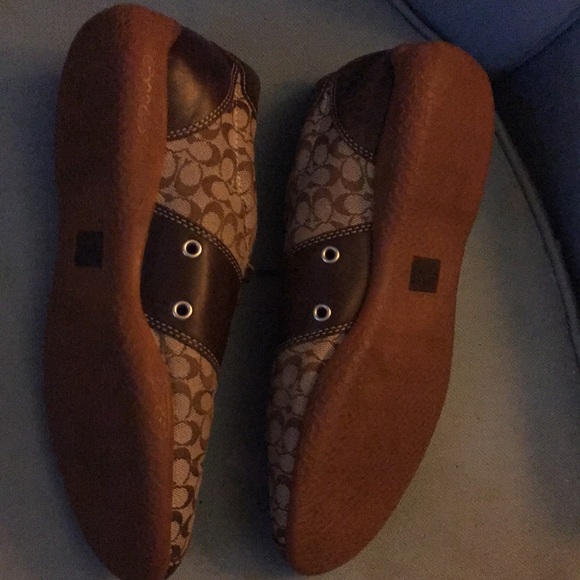 There’s serial numbers in the insole . The leather sole coach insignia size 9 m - Picture 3 of 7
